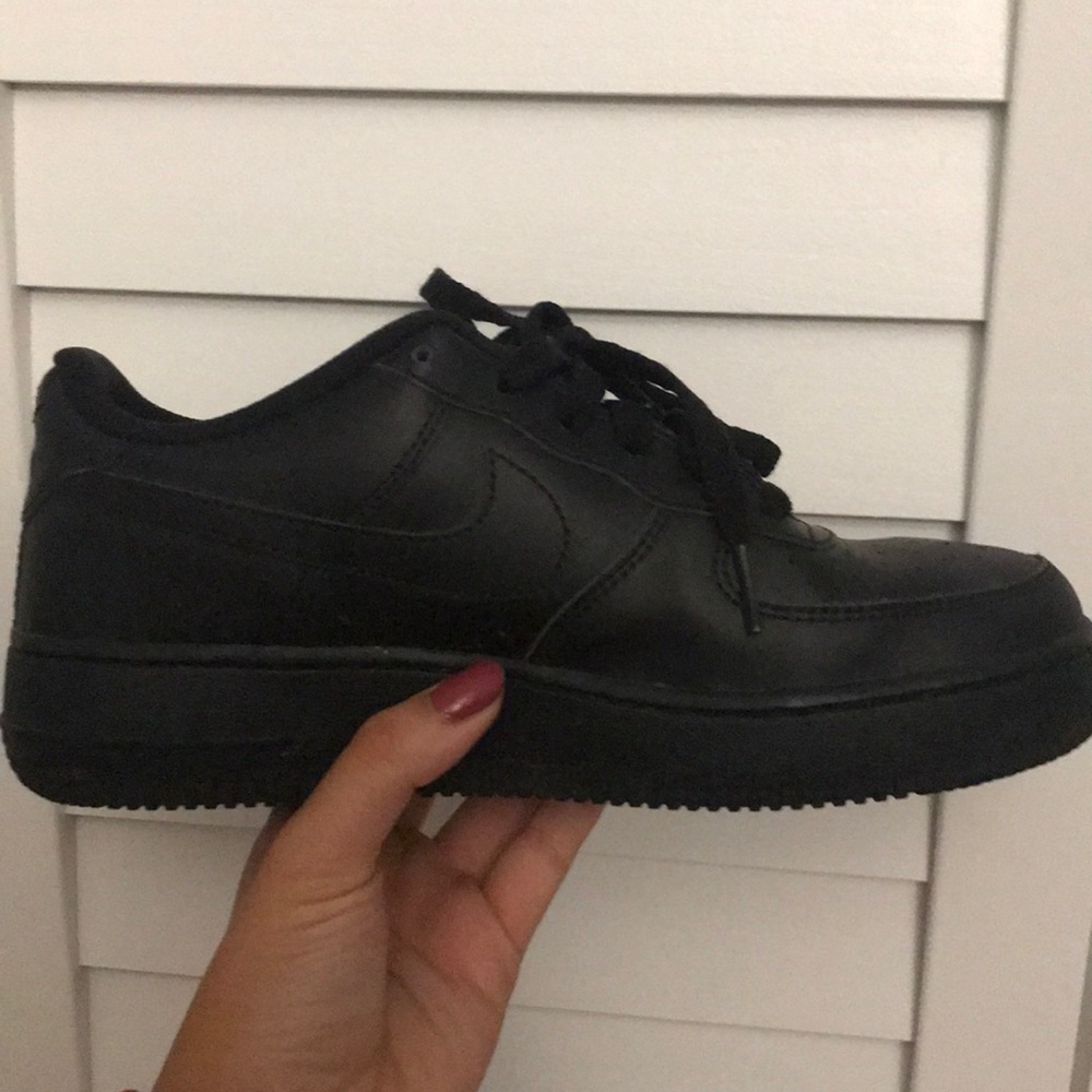 7y/ 8-8.5 in women’s Black Air Force One’s 💞💓🍁